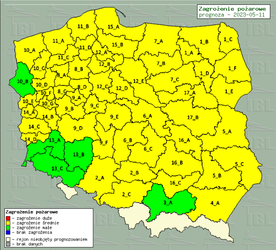 Grafika przedstawia mapę zagrożenia pożarowego lasów na terenie Polski, większość obszaru jest żółta co oznacza średni stopień zagrożenia. Źródło: IBL